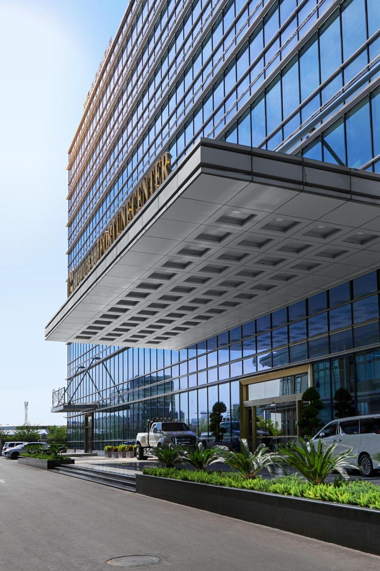 Vm Hotel Phnom Penh Exteriör bild
